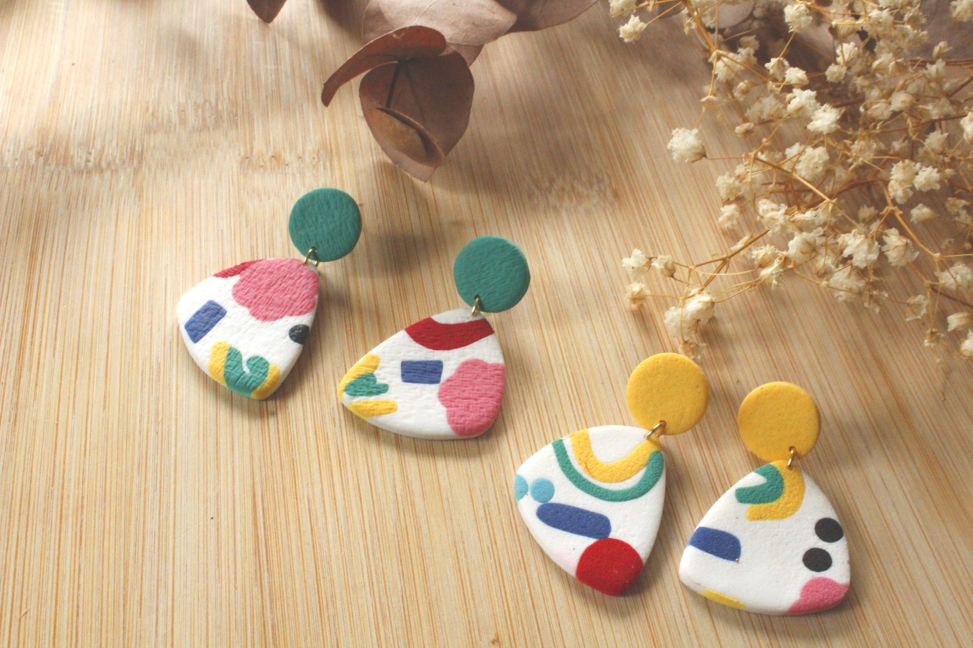 Boucles d'oreilles pendantes multicolores, jaunes, bleu, vert, rouge