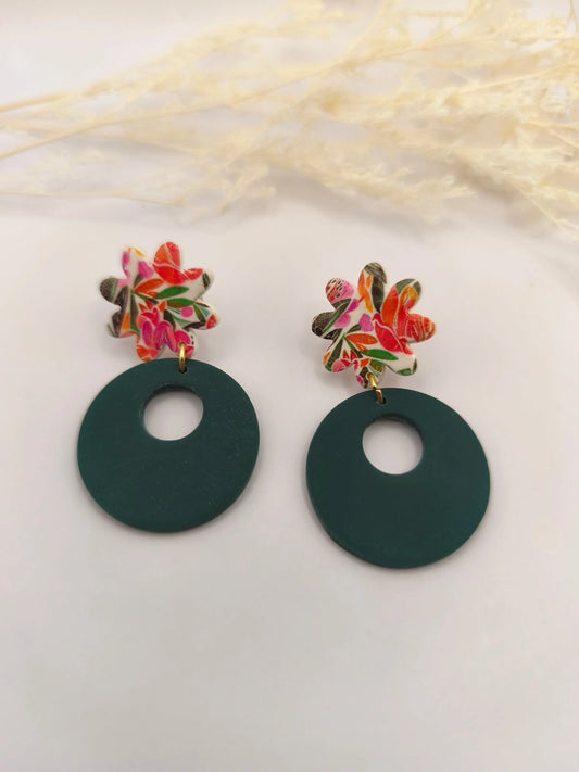 Boucles d'oreilles vertes et fleuries plaquées or