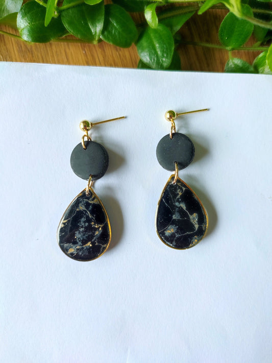 boucles d'oreilles pendantes noires et marbrées